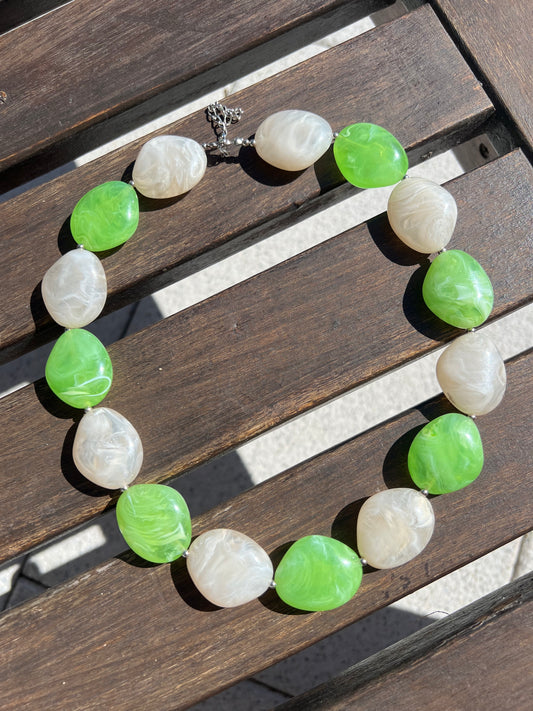 Collier résine 60s