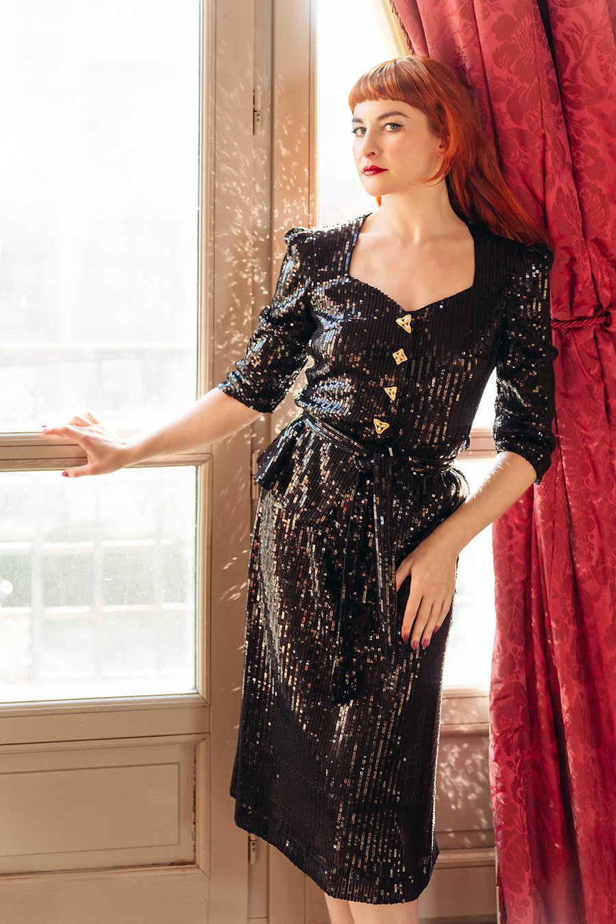« Siouxsie » tailleur sequins.