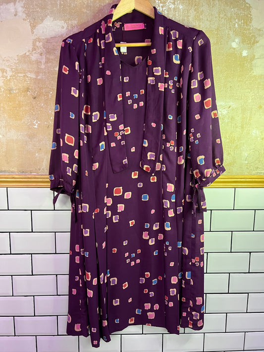 Robe mauve motifs graphiques.