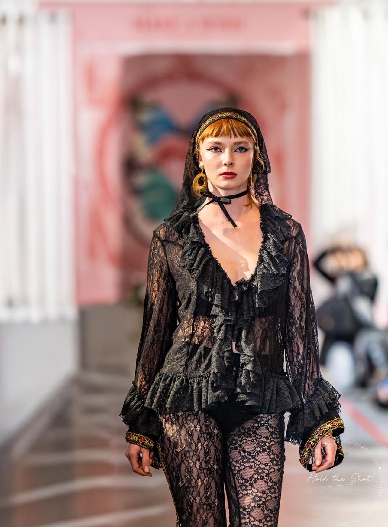 Blouse à volants en dentelle.