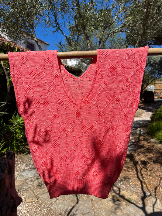 Janas rose petit pull sans manche tricoté main
