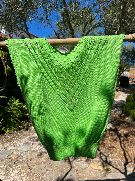 Janas vert petit pull sans manche tricoté main