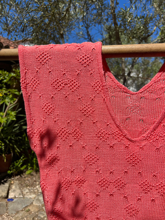 Janas rose petit pull sans manche tricoté main