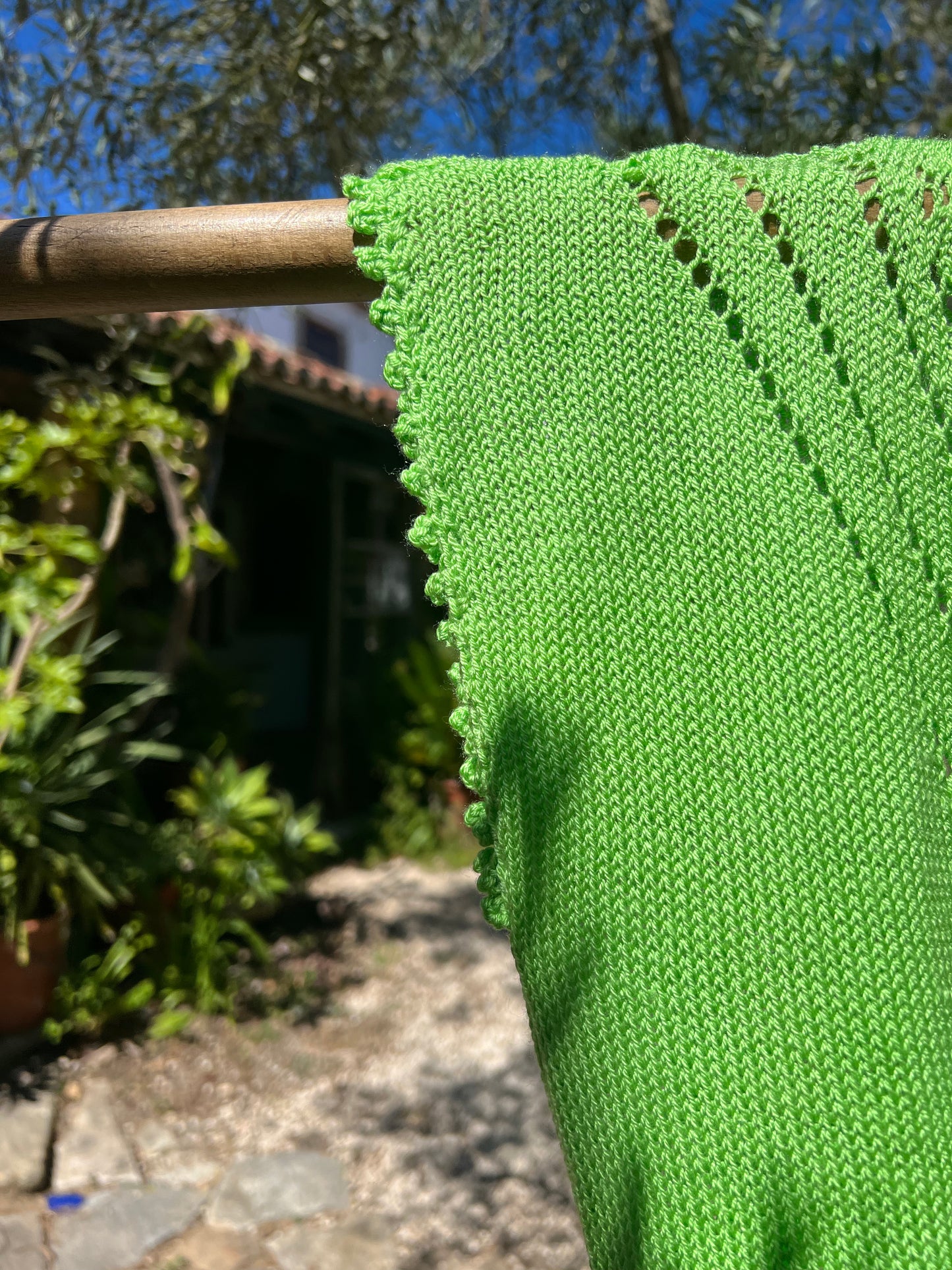 « Janas vert » Handmade knitted sleeveless sweater.