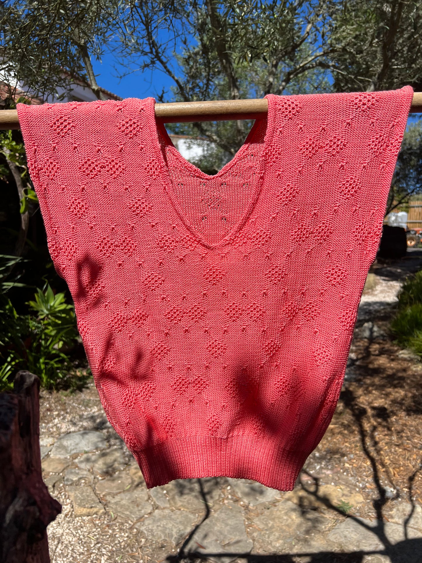 « Janas rose » Handmade knitted sleeveless sweater.